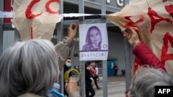 Mujeres colocan una fotografía de la periodista chilena Francisca Sandoval afuera del Hospital de Urgencias y Asistencia Pública (HUAP), tras conocerse su muerte en Santiago de Chile, el 12 de mayo de 2022.