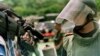 ARCHIVO. Un ingeniero de combate (derecha) muestra a la prensa una mina antipersonal encontrada durante una operación de desminado patrocinada por la Organización de los Estados Americanos (OEA) el 22 de agosto de 2000 en San Marcos de Colón, Honduras.