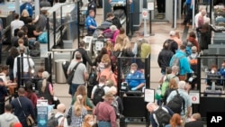 ARCHIVO- La Administración de Seguridad en el Transporte de EEUU (TSA) espera que hasta 2,5 millones de pasajeros pasen a diario por sus puestos de control durante la semana del Día de Acción de Gracias. 