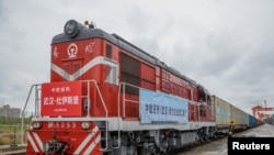 资料照片：前往德国的中欧班列离开中国武汉(2020年3月28日）