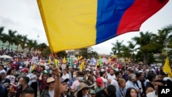Un partidario del candidato presidencial Gustavo Petro, de la coalición Pacto Histórico, sostiene una bandera nacional colombiana durante un acto de campaña en Fusagasugá, Colombia, el miércoles 11 de mayo de 2022. 
