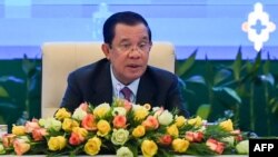 រូបឯកសារ៖ លោកនាយករដ្ឋមន្ត្រី ហ៊ុន សែន ថ្លែងសុន្ទរកថាក្នុងសន្និសីទសារព័ត៌មានមួយនៅក្នុងពិធីបិទកិច្ចប្រជុំកំពូលអាស៊ានលើកទី ៤០ និងទី៤១ នៅរាជធានីភ្នំពេញ ថ្ងៃទី ១៣ ខែវិច្ឆិកា ឆ្នាំ២០២២។