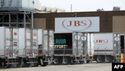 "JBS" go'shtni qayta ishlash korxonalarida tungi smenada bolalar tozalash ishlariga jalb qilingani ma'lum.