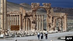Warga berjalan di kota kuno Palmyra, sekitar 215 kilometer timur laut ibukota Damaskus, Suriah (foto: dok).
