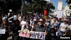Un trabajador vestido como la muerte participa en una protesta exigiendo mejores salarios, mejores contratos laborales y pago de bonos, en Caracas, Venezuela, 11 de enero de 2023.
