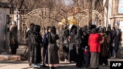 Talaba qizlar Kobuldagi universitet eshigi oldida, 2022-yil, 21-dekabr, Kobul, Afg'oniston