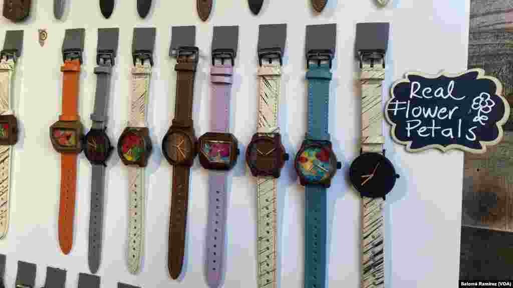 Mistura Timepieces es una de las tiendas en el lugar que expone productos diseñados por colombianos.