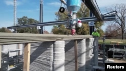 Sebuah printer besar dengan berat lebih dari 12 ton untuk menciptakan rumah dua lantai pertama di Amerika Serikat, di kota Houston, Texas. (Foto: dari video Reuters)