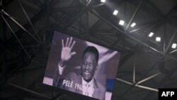 Una fotografía de la leyenda del fútbol brasileño Pelé se muestra en una pantalla gigante en el estadio Velódromo de Marsella, el 29 de diciembre de 2022.