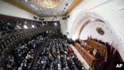 Los legisladores llenan la cámara de la Asamblea Nacional durante la primera sesión del año en Caracas, el 5 de enero de 2021. 