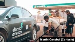 Destacan la ayuda desinteresada de muchos en América Latina para que pudieran cargar sus autos, a pesar de que en algunos lugares no se cuenta con la infraestructura adecuada. [Foto: Cortesía Martín Canabal]