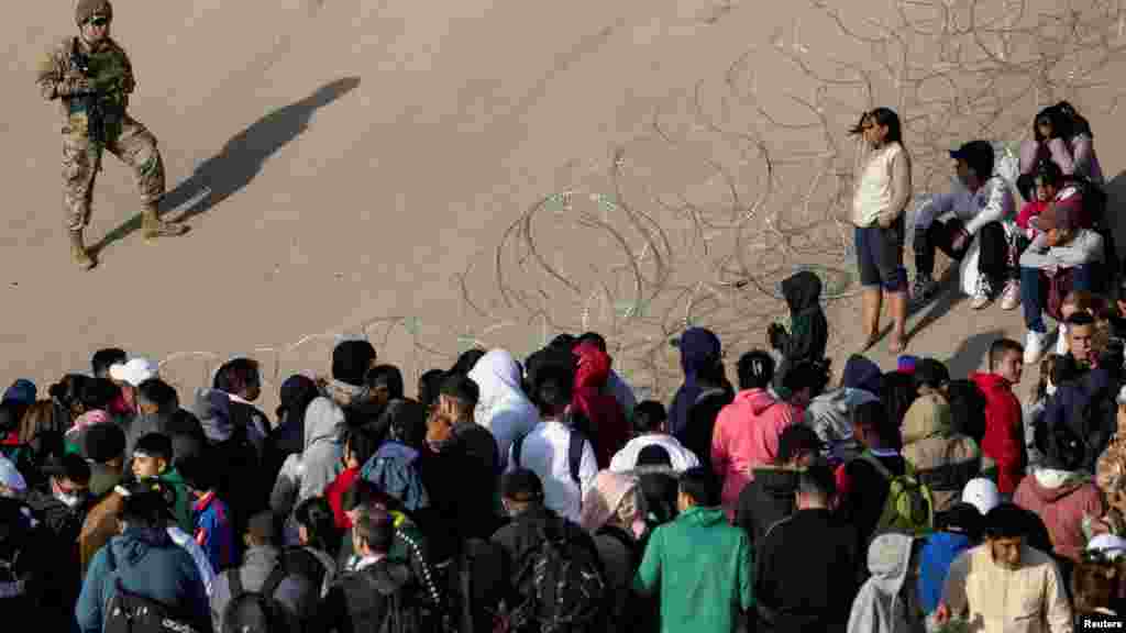 Un miembro de la Guardia Nacional de Texas hace guardia a orillas del río Bravo, la frontera entre Estados Unidos y México, con el propósito de reforzar la seguridad fronteriza e impedir el cruce de migrantes hacia EEUU, luego de la decision de la Corte Suprema de mantener el&nbsp;Título 42.&nbsp;