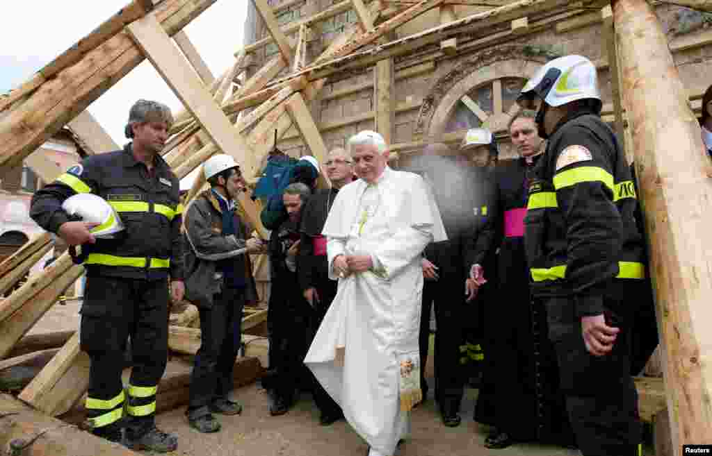 El pontífice visitando una pequeña iglesia en el pueblo destruido por el terremoto de Onna, cerca de Aquila, Italia, el 28 de abril de 2009. 