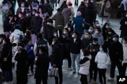 北京市民走上街头重返商场购物。（2023年1月1日）
