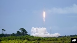 一枚SpaceX 獵鷹9號火箭為發射starlinks衛星從佛羅里達州卡的一處太空部隊基地發射場升空。(2022年7月17日)