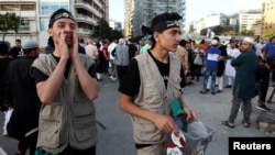Un joven palestino lleva una caja de donaciones para recaudar dinero para apoyar a los palestinos en Gaza, durante una campaña organizada por Hamás, después de las oraciones de Eid al-Adha frente a la mezquita Al-Amin en el centro de Beirut, Líbano, el 16 de junio de 2024.