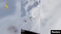 Una vista aérea muestra a decenas de personas alrededor de telesillas después de un accidente en un centro de esquí en la región española de Aragón el 18 de enero de 2025.