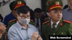 លោក Truong Duy Nhat​ ស្ថិត​នៅ​ក្នុង​បន្ទប់​សវនាការ​នៅ​ក្នុង​ក្រុង​ហាណូយ កាលពី​ថ្ងៃទី៩ ខែមីនា ឆ្នាំ២០២០។