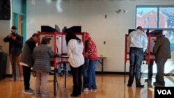 Electores emiten su voto durante joranda de medio término en el norte de Virginia. La votación ha transcurrido con normalidad y sin interrupciones. (Foto VOA/Tomas Guevara)