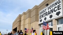 Los residentes hacen fila para emitir sus votos para las elecciones de mitad de período de 2022 en la Junta Electoral del Condado de Franklin durante el horario de votación anticipada en Columbus, Ohio, el 5 de noviembre de 2022.