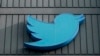 Logo de Twitter en la sede de la compañía en San Francisco, California.