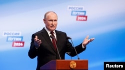 Presidenti rus Putin duke folur nga shtabi i tij elektoral në Moskë