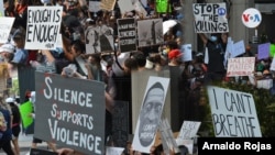 Varias imágenes sobrepuestas muestran diferentes momentos de las protestas acaecidas el martes 2 de junio en Houston. [Fotos: Arnaldo Rojas, VOA]