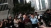 香港警方清场 学联领袖及议员被带走