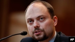 En esta foto de archivo del miércoles 29 de marzo de 2017, el político opositor ruso Vladimir Kara-Murza, un crítico vocal del presidente ruso Vladimir Putin, testifica en el Capitolio en Washington.