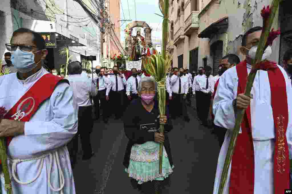 Fieles católicos participan en la tradicional procesión del Domingo de Ramos en Tegucigalpa, el 10 de abril de 2022. 