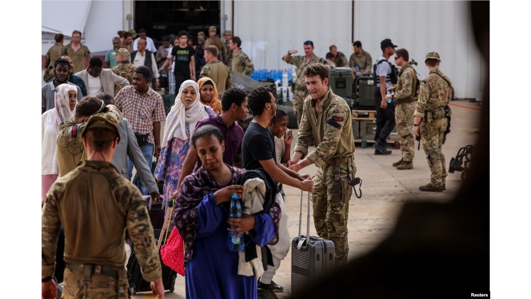英國公民在蘇丹的一個軍事基地走向接他們回國的英國皇家空軍。(2023年4月27日)