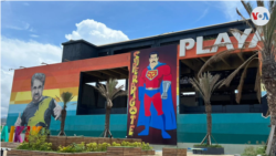 Caricaturas del gobernador de Carabobo Rafael Lacava y del presidente de Venezuela, Nicolás Maduro, decoran una pared en la Playa Waikikí, en Puerto Cabello, estado de Carabobo. [Foto: Carolina Alcalde]