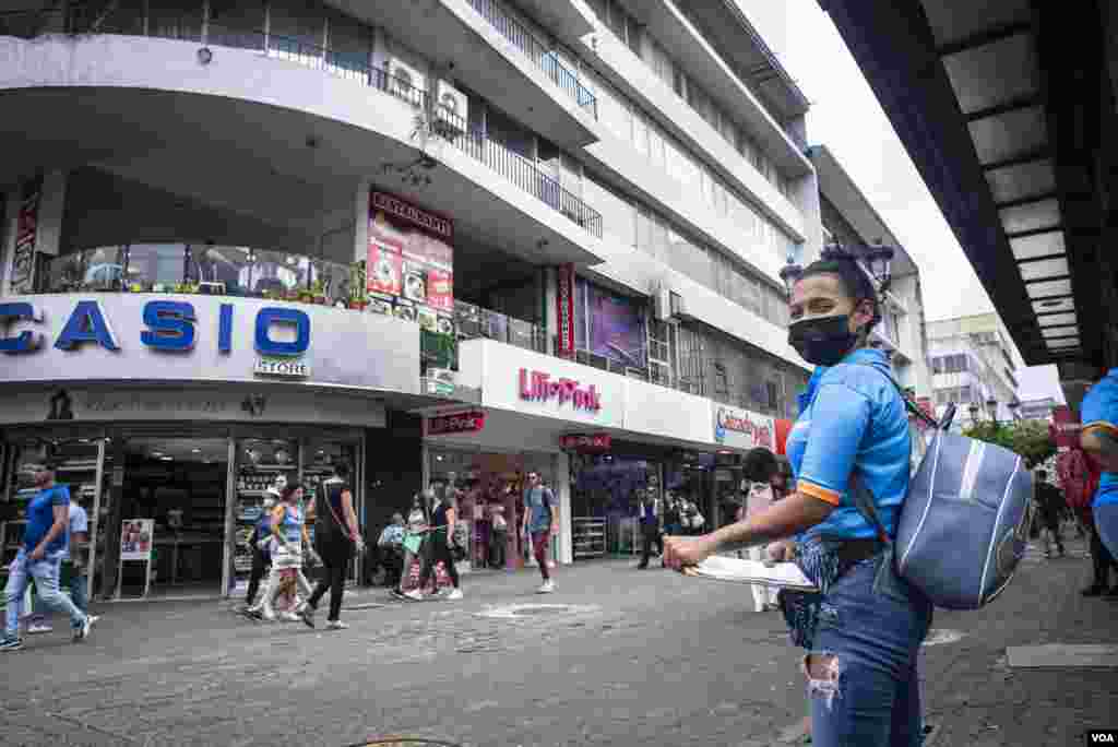 Una vendedora nicaragüense en el centro de San José, Costa Rica. Oscar Navarrete/VOA- LA PRENSA.