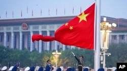 ARHIVA - Podizanje kineske zastave na trgu Tjananmen u Pekingu (Foto: AFP/Chen Zhong)