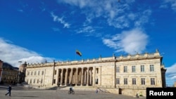 Vista general del Capitolio Nacional, que alberga el Congreso de Colombia, visto desde la Plaza de Bolívar en Bogotá, el 19 de julio de 2022.