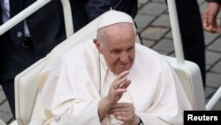 El Papa Francisco saluda el día de una misa para canonizar a dos nuevos santos, Giovanni Battista Scalabrini y Artemide Zatti, en la Plaza de San Pedro, en el Vaticano, el 9 de octubre de 2022. REUTERS/Guglielmo Mangiapane