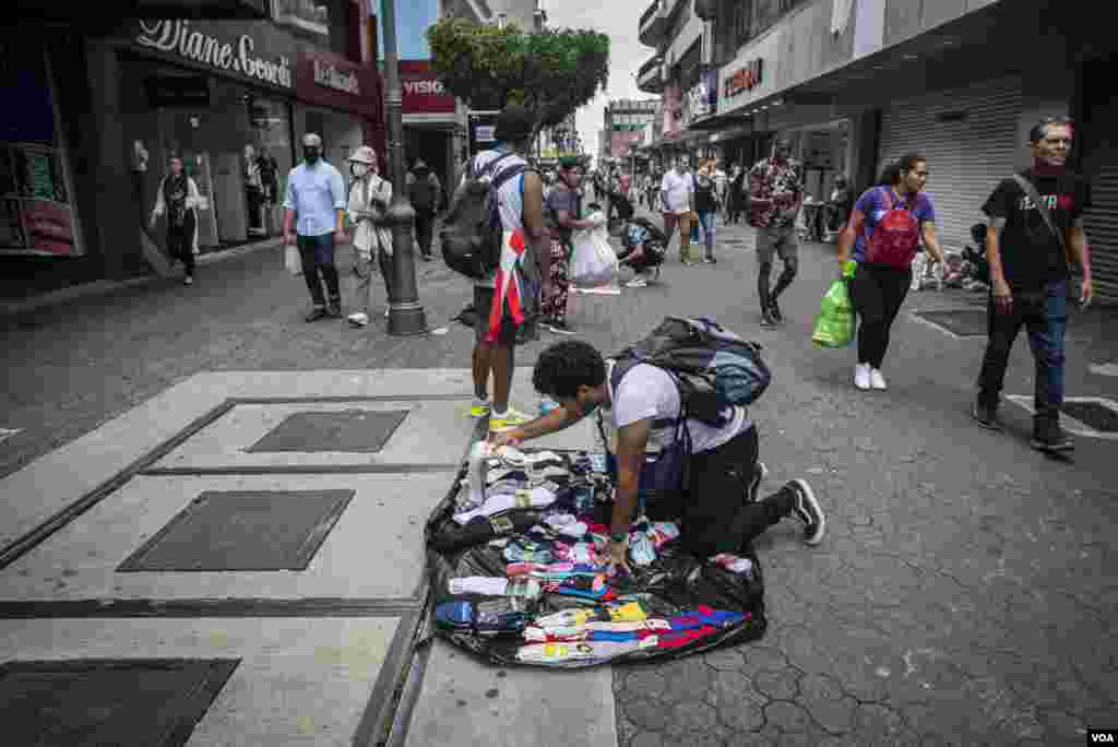 El empleo informal ha sido una alternativa para los migrantes nicaragüenses en Costa Rica. Oscar Navarrete/VOA- LA PRENSA.