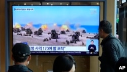 지난 14일 한국 서울역에 설치된 TV에서 북한의 포사격 관련 보도가 나오고 있다.