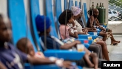 Pacientes reciben tratamiento para el cólera en el Hospital Centro Gheskio apoyado por UNICEF en Puerto Príncipe, el 14 de octubre de 2022.