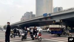 北京海淀區四通橋2022年10月13日有人懸掛要求習近平下台的橫幅。互聯網監管人員迅速刪除在中國社交媒體平台廣泛傳播的橫幅照片。圖為橋上橫幅被清理後的四通橋下。
