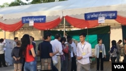 ប្រជាពលរដ្ឋ​តម្រង់​ជួរ​ចូលបោះឆ្នោត​ជ្រើសរើស​ក្រុម​ប្រឹក្សា​ឃុំ-សង្កាត់​អណត្តិទី​៤ នៅ​រាជធានី​ភ្នំពេញ, នៅថ្ងៃទី​០៤​ ខែ​មិថុនា​ ឆ្នាំ២០១៧។ (ហ៊ាន​ សុជាតា/ VOA)
