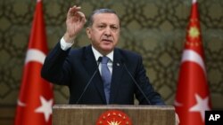 លោក Recep Tayyip Erdogan ប្រធានាធិបតី​តួកគី ថ្លែង​សុន្ទរកថា​ទៅ​កាន់​រដ្ឋបាល​ថា្នក់​ក្រោម​ជាតិ​នៅ​និវេសនដ្ឋាន​របស់​លោក នៅ​ក្នុង​ក្រុង​អង់ការ៉ា ប្រទេស​តួកគី កាលពី​ថ្ងៃទី២៤ ខែកុម្ភៈ ឆ្នាំ២០១៦។