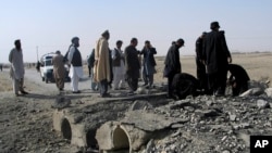 FILE - Pakistani officials investigate the site of bombing at Chaman, border post on the Pakistan Afghanistan border in Pakistan, Nov. 21, 2016.