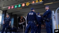 Polisi melakukan patroli di stasiun-stasiun kereta kota New York pasca penembakan di stasiun Brooklyn hari Selasa (12/4).