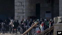صحنهٔ از برخورد فلسطینی ها با قوای اسراییلی در نزدیکی مسجد الاقصی