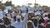 Des partisans du Parti socialiste sans frontières manifestent à N'Djamena, le 18 février 2022.