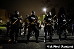Des agents montent la garde devant le département de police de Brooklyn Center, à Brooklyn Center, Minnesota, États-Unis, le 11 avril 2021.