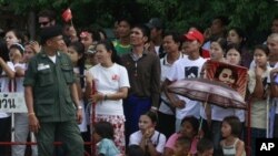 ထိုင်းနိုင်ငံမှာ အလုပ်လုပ်နေကြတဲ့ မြန်မာ ရွှေ့ပြောင်းအလုပ်သမားများ။ မဲဆောက်၊ ထိုင်းနိုင်ငံ။ ဇူလိုင် ၂၊ ၂၀၁၂။