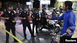 Polisi Los Angeles sedang ditanyai seorang pria (membawa sepeda), saat bertugas di jalanan Los Angeles, California. (Foto: dok). 