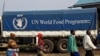 Des Congolais déplacés passent devant un camion du PAM transportant de la nourriture à distribuer à Kibati, juste à l'extérieur de la ville de Goma, dans l'est du Congo, le 25 juillet 2012. REUTERS/Alissa Everett